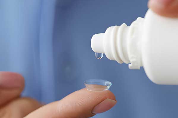 Nhỏ dung dịch Aquamax Bio trực tiếp lên kính áp tròng