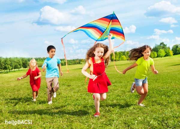 Trẻ em vui vẻ tham gia các hoạt động ngoài trời