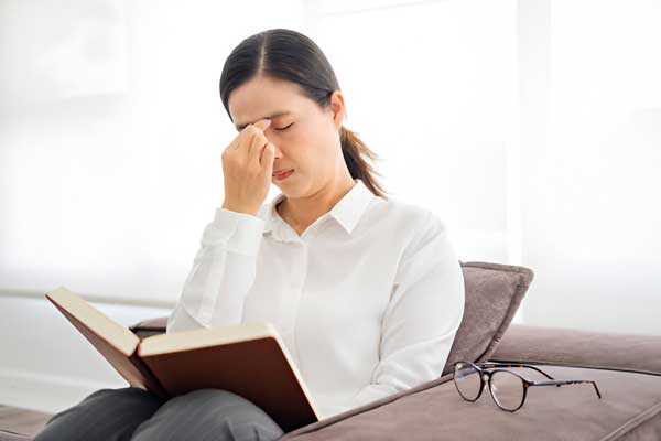 Viễn thị gây nhức đầu, mỏi mắt khi đọc sách